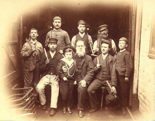 Job Apsey Keetch with his employees - 1895/6