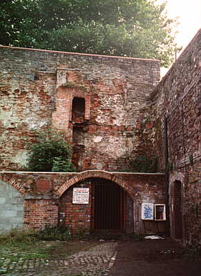 The entrance to Redcliffe Caves