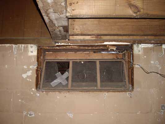 Entrance to side crawlspace